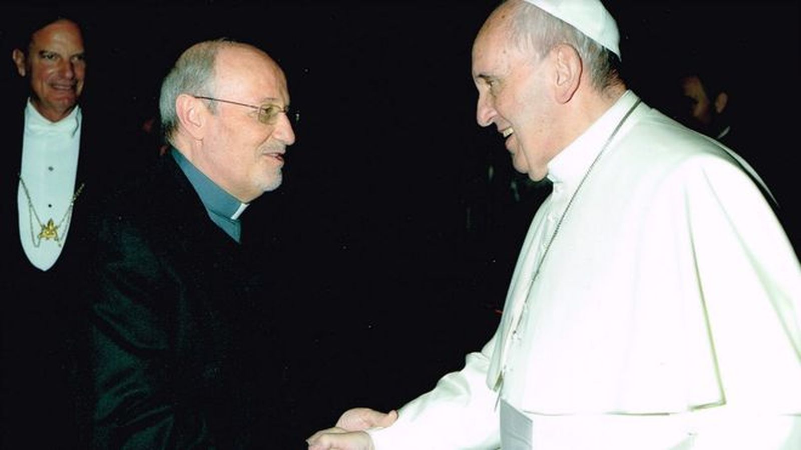 El Papa saluda a Carlos del Valle