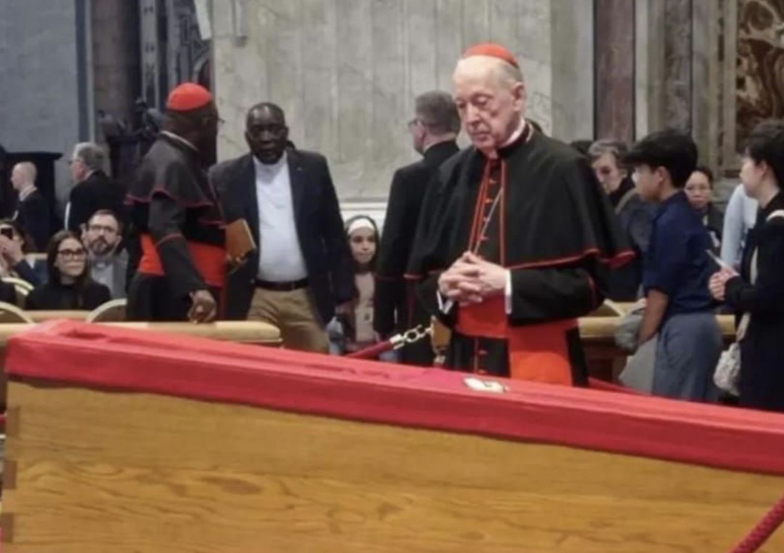 Cipriani, ante el féretro de Francisco