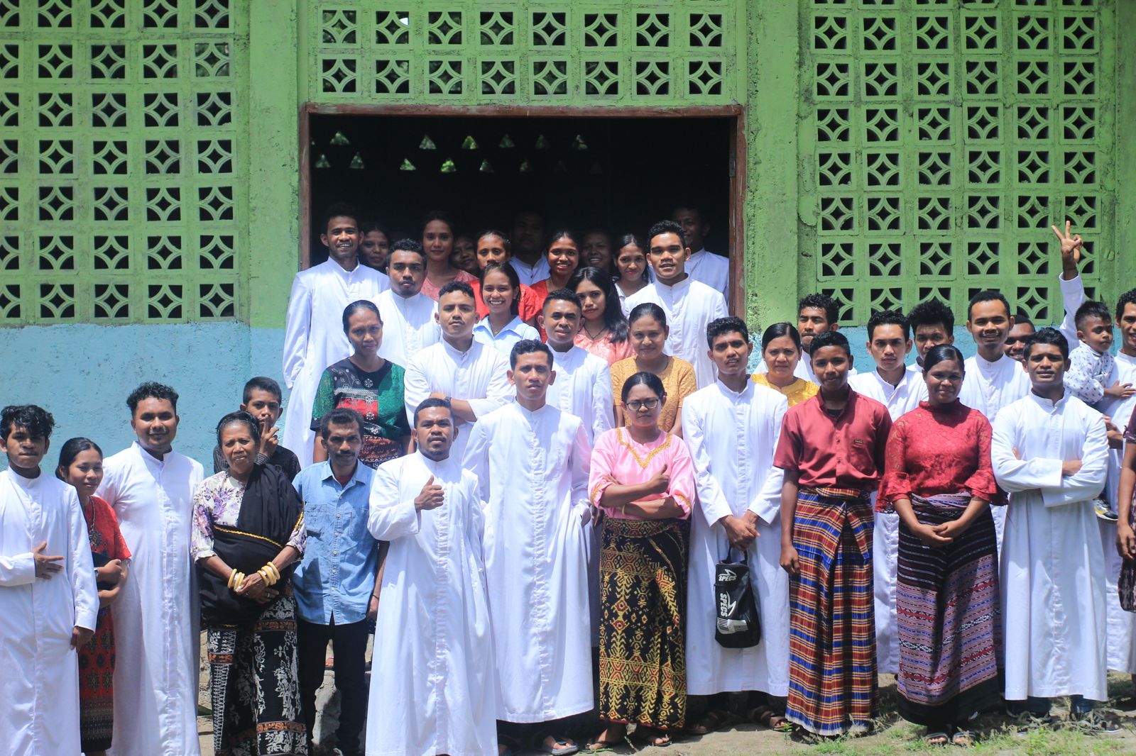 Una foto tomada despues de la misa en el programa live in en la Isla de Adonara, Indonesia