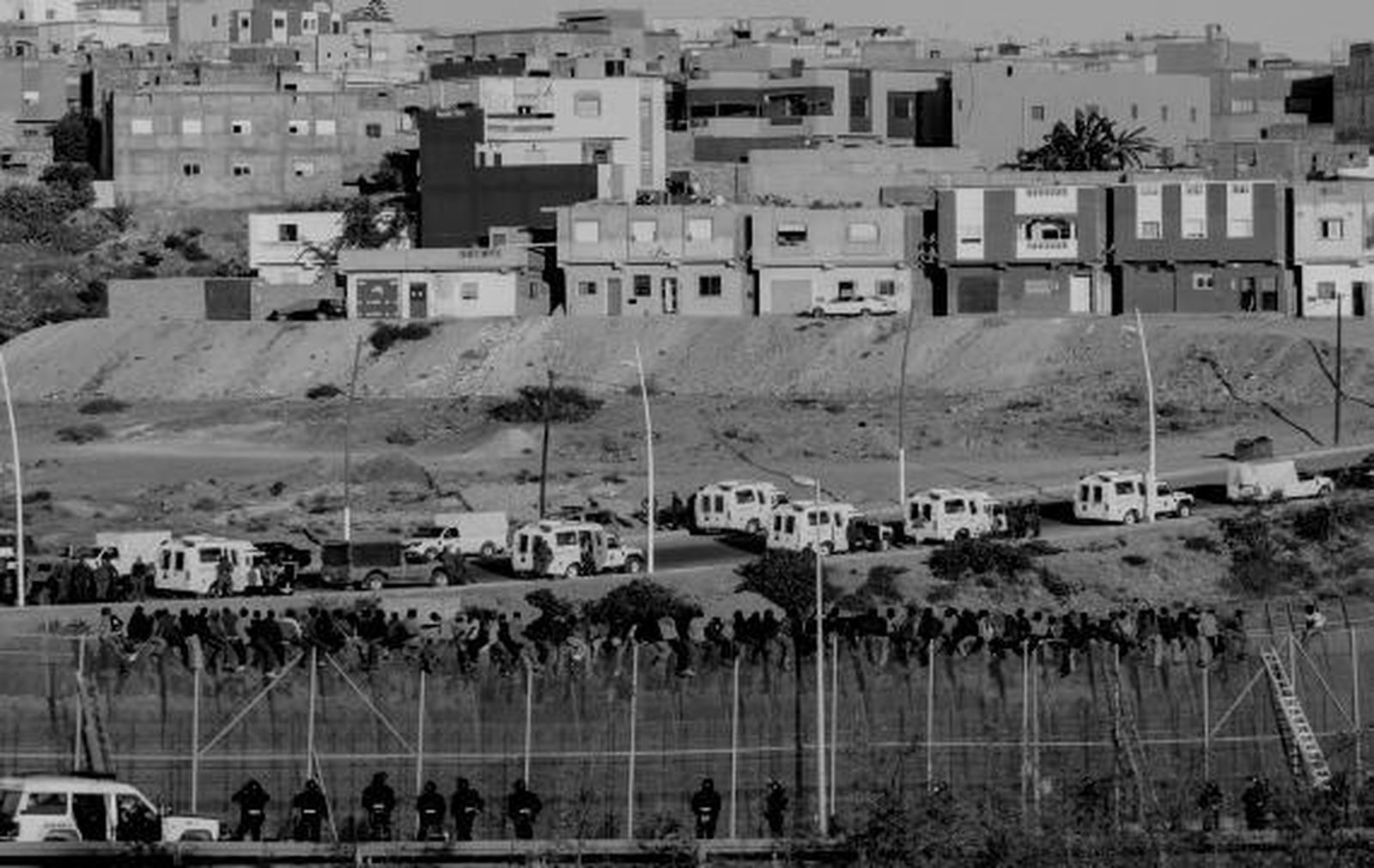 Inmigrantes saltando la valla de la frontera Sur