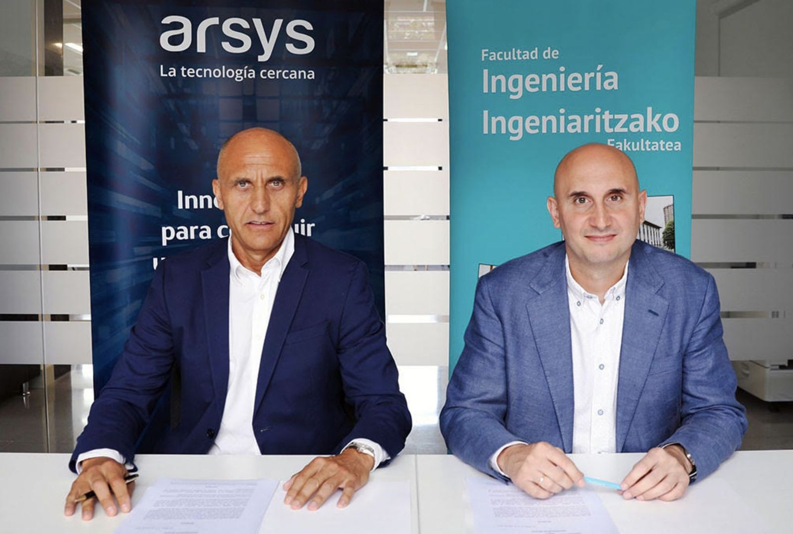 El chief product officer de Arsys, Miguel Martínez-Vélez, y el decano de la Facultad de Ingeniería, Asier Perallos
