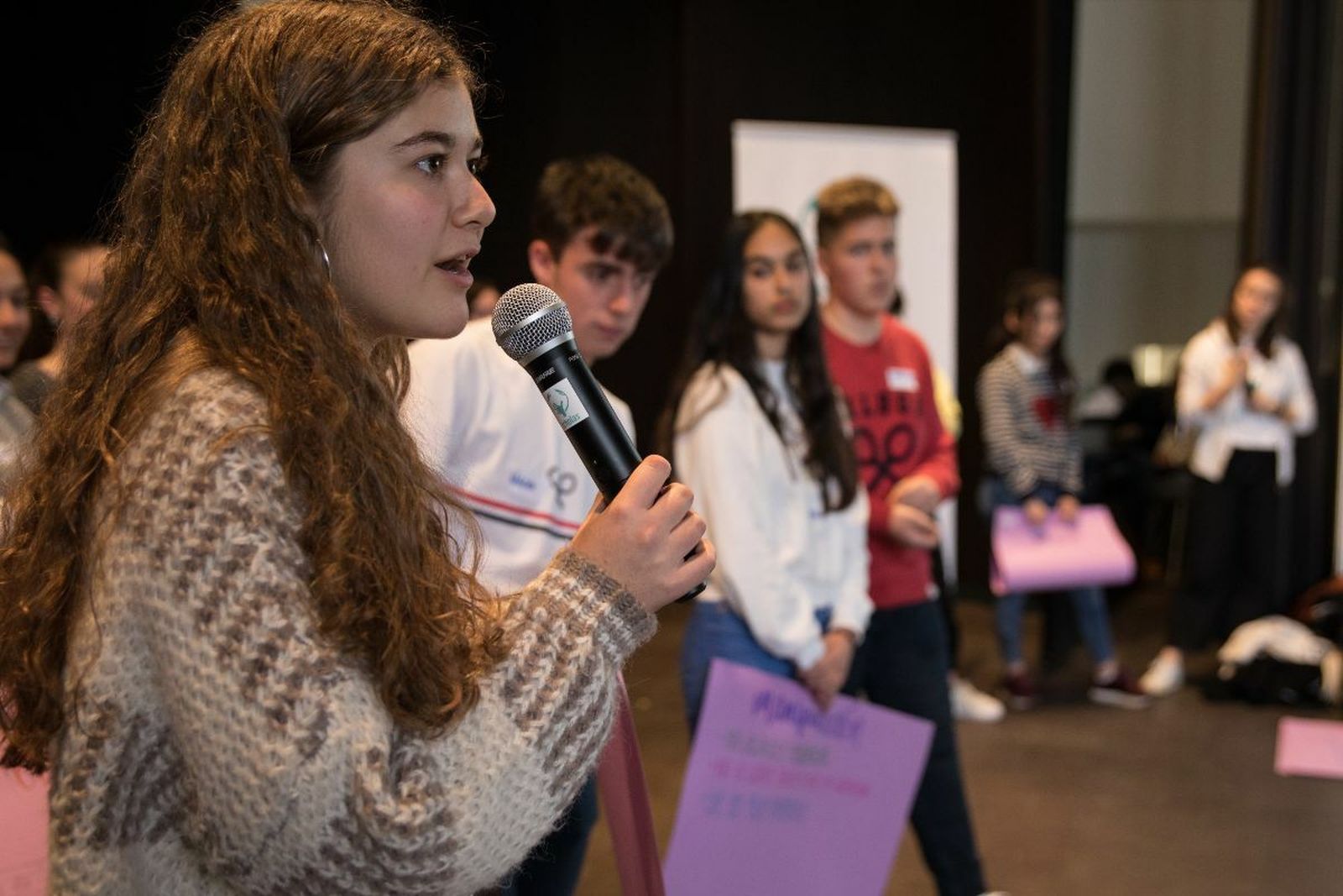 Jóvenes de Granada participando en la selección de problemas, con Scholas