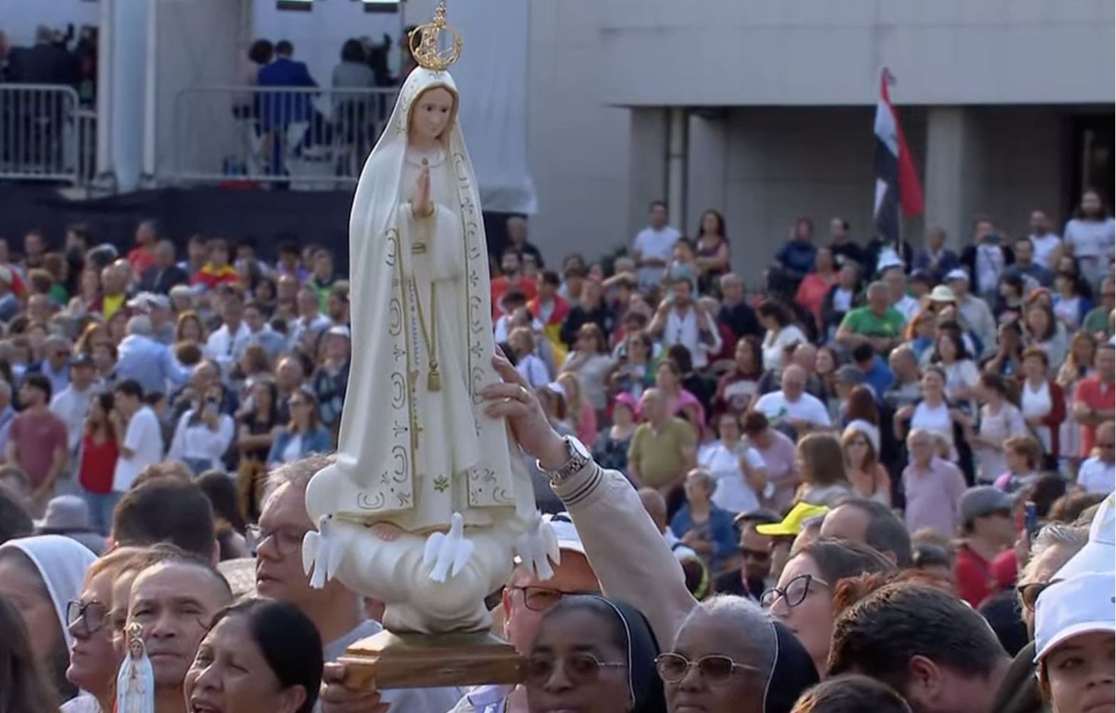 Los fieles muestran una imagen de la Virgen de Fátima