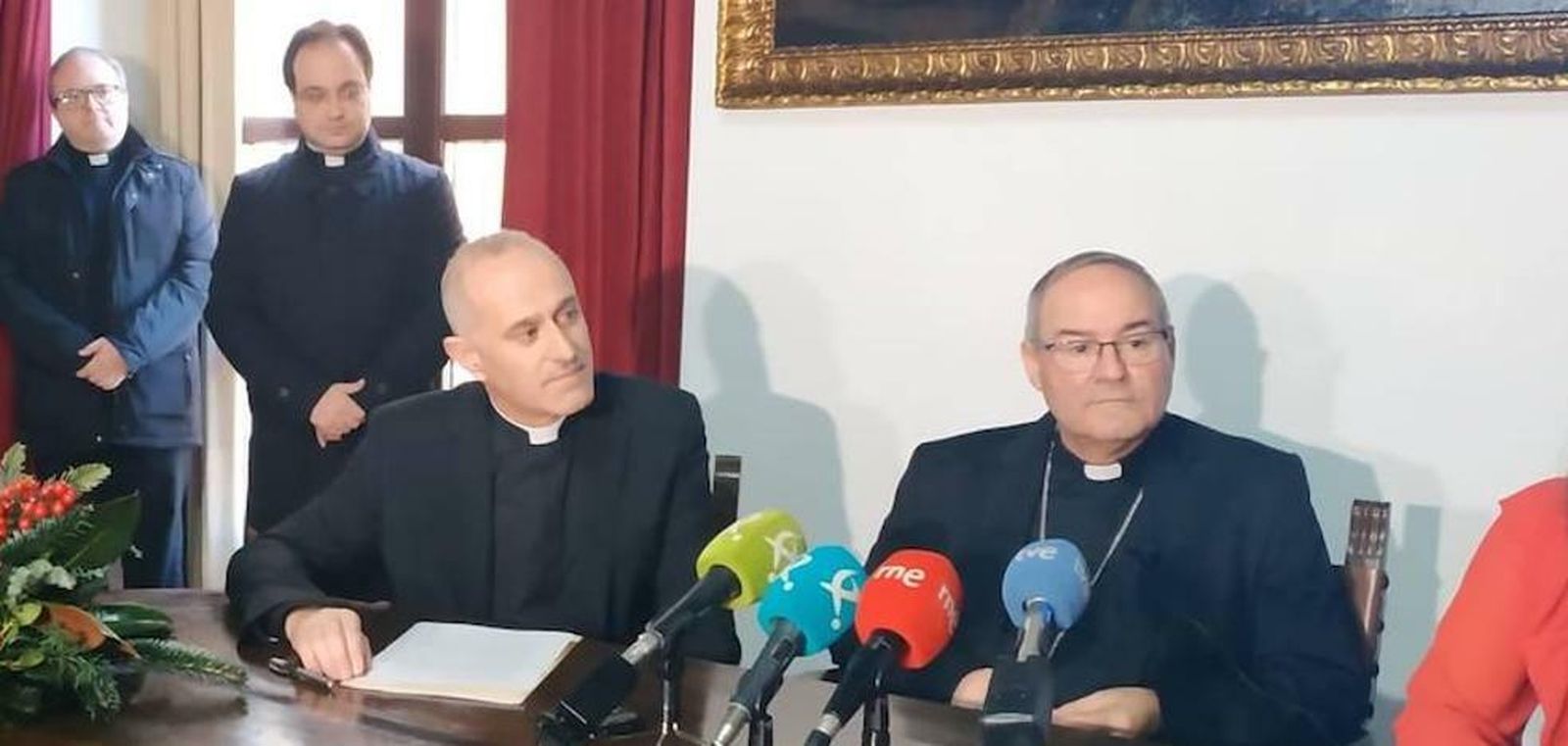 El recién nombrado arzobispo, Francisco Cerro, en la rueda de prensa que ofreció el pasado 27 de diciembre, rodeado de sus colaboradores de confianza