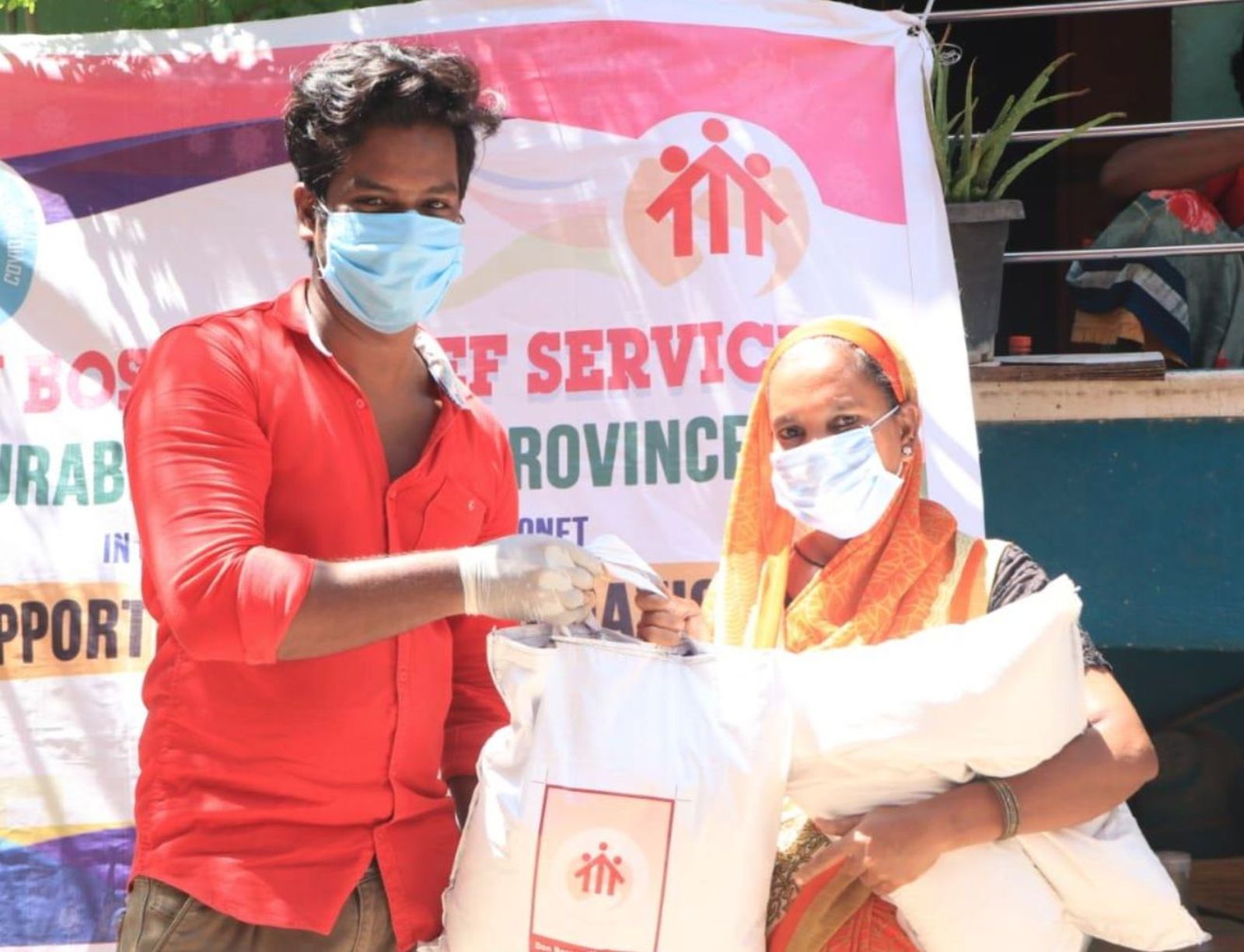 Reparto de paquetes de urgencia, de alimentación, higiene y prevención. Salesianos de Tamil Nadu