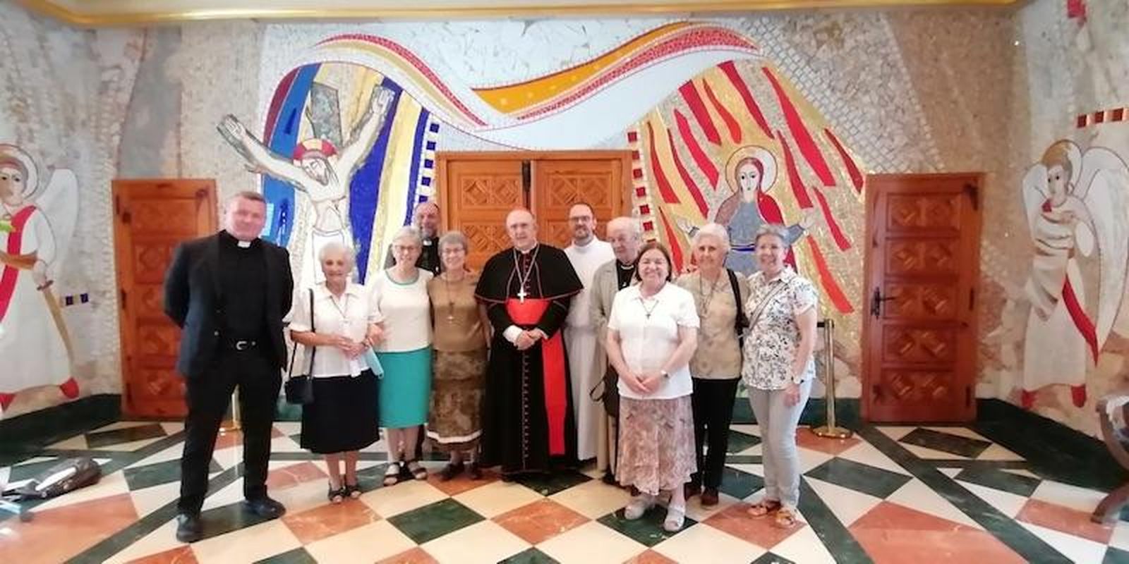 El arzobispo con los misioneros que participaron en la ceremonia de envío el año pasado
