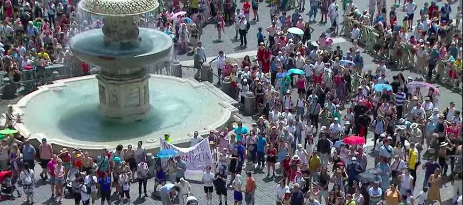 Miles de fieles siguen el Angelus del Papa