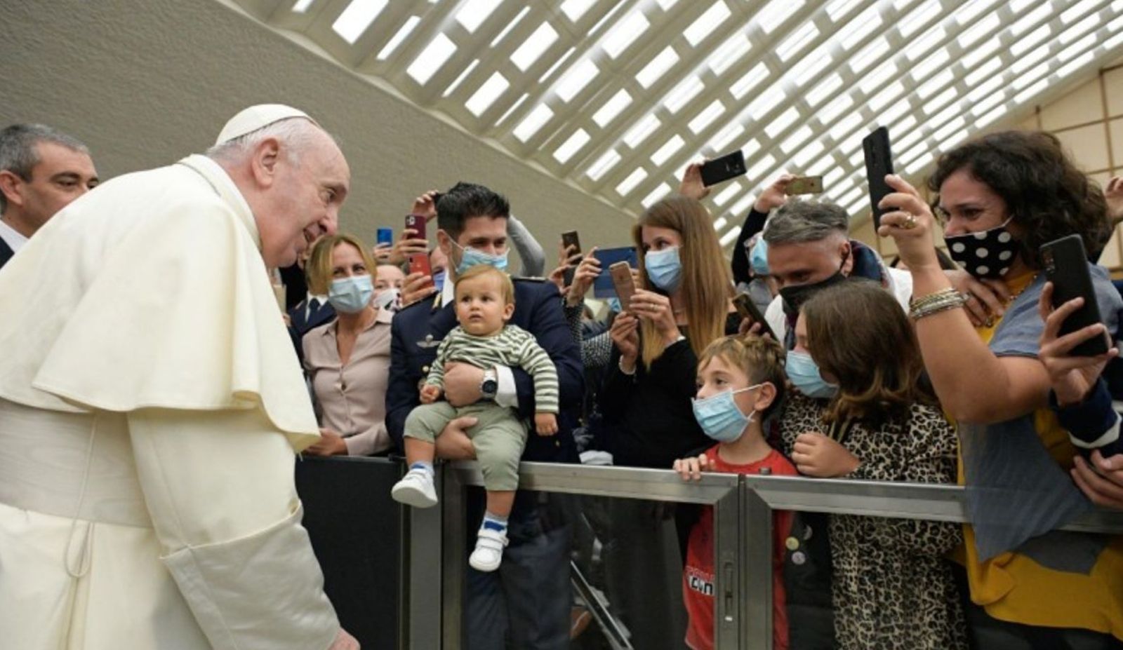 El Papa con las familias de la audiencia
