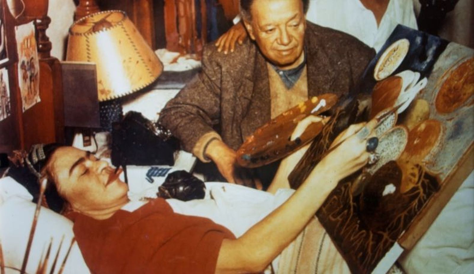 Kahlo pintando "Naturaleza viva", junto a Diego R.