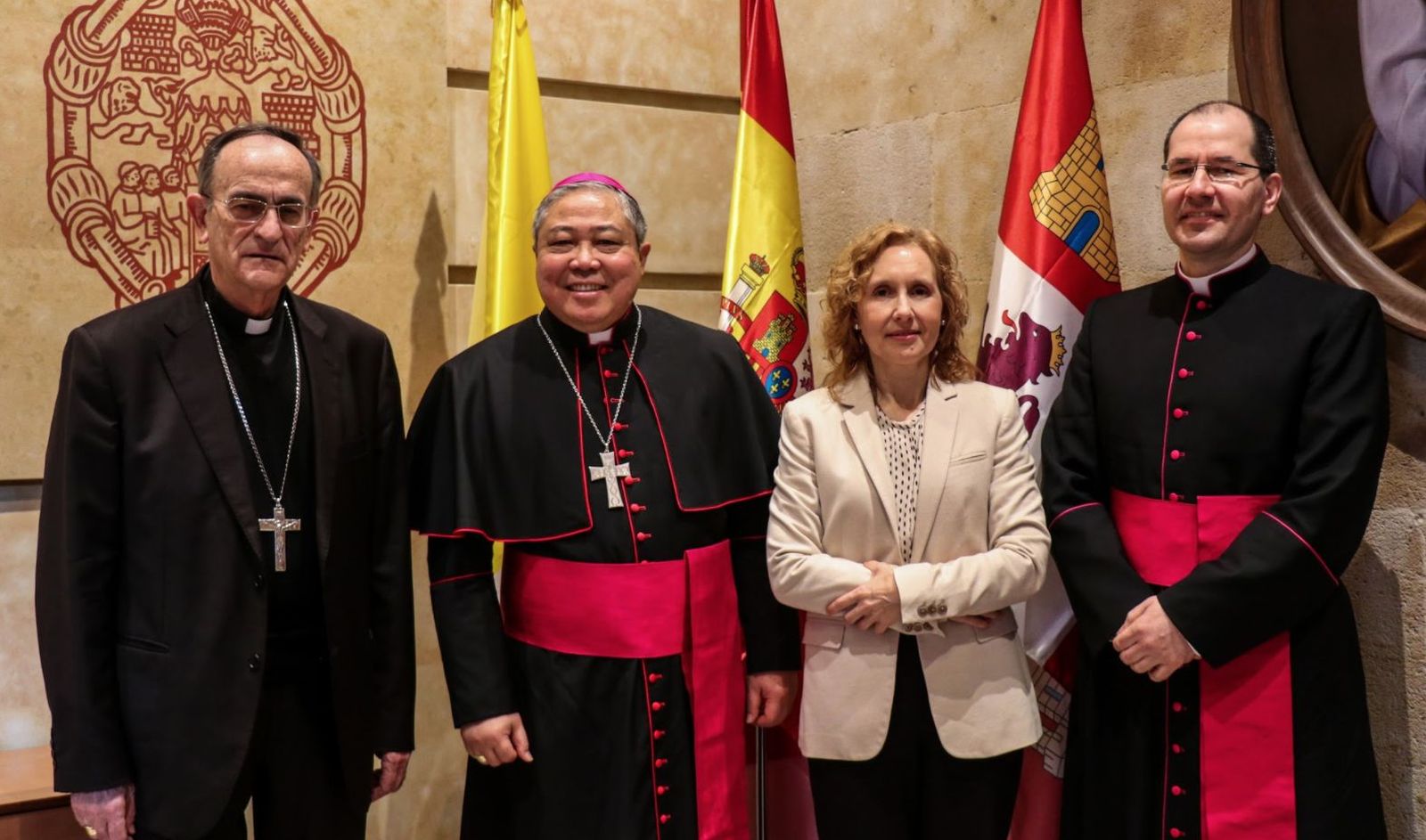 La rectora de la UPSA y otras autoridades junto al nuncio B. Auza