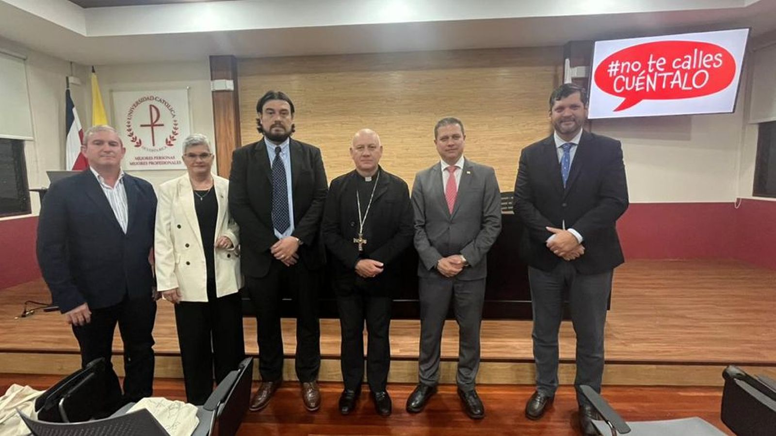 Izquierda a derecha, Juan Carlos Quesada, ANADEC, Sonia Alpízar Castillo, Vicerrectora de la UCAT, Juan Carlos Oviedo, secretario ejecutivo CONAPROME, Mons. Mario Enrique Quirós Quirós, obispo de Cartago, Dr. Fernando Sánchez, rector UCAT y Juan José Echeverría, responsable de Fundación Edelvives LATAM