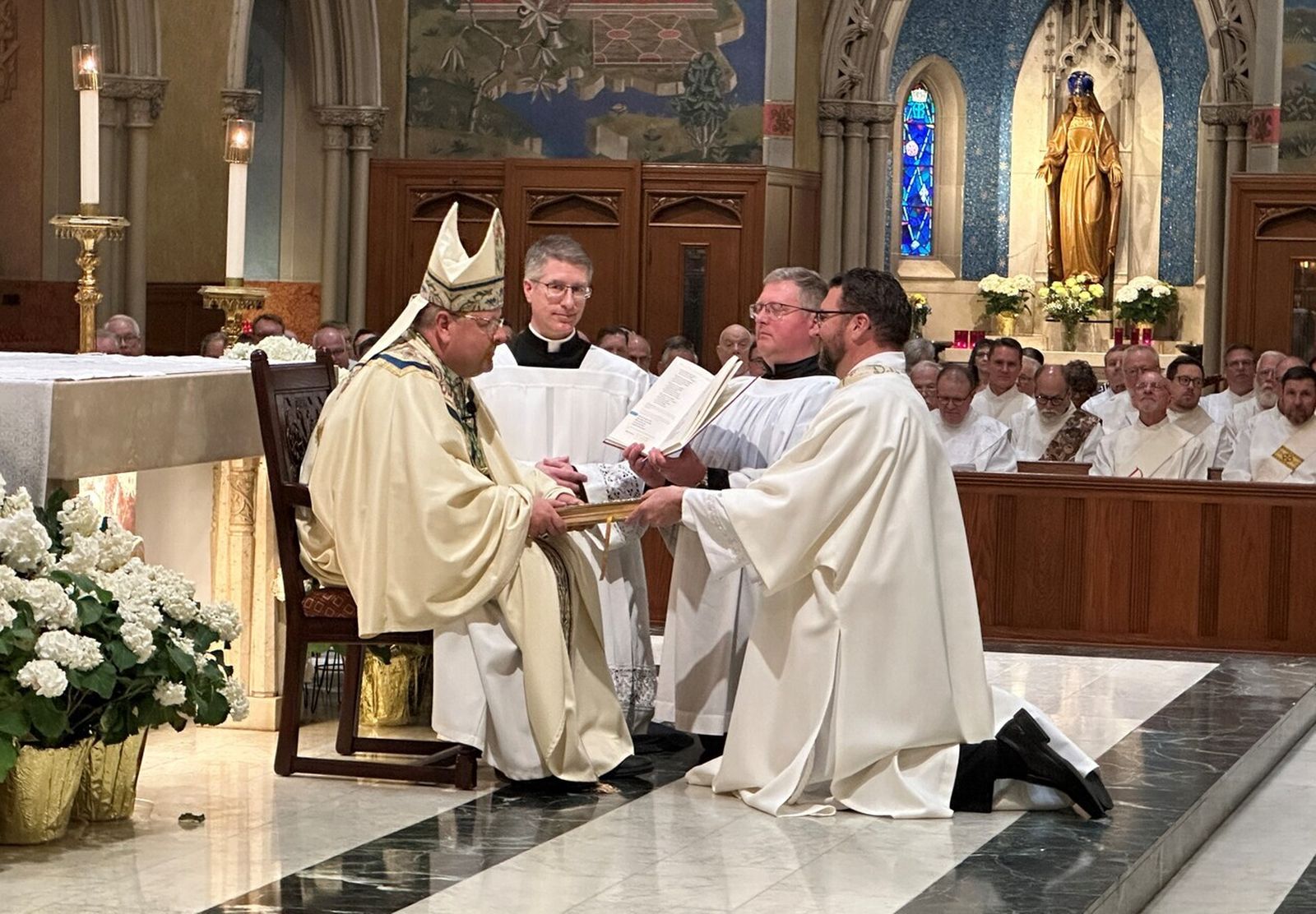 Ordenación. Obispo y diácono.