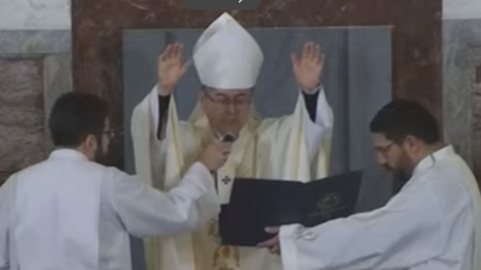 Nuevo arzobispo imparte la bendición de Dios al concluir ceremonia