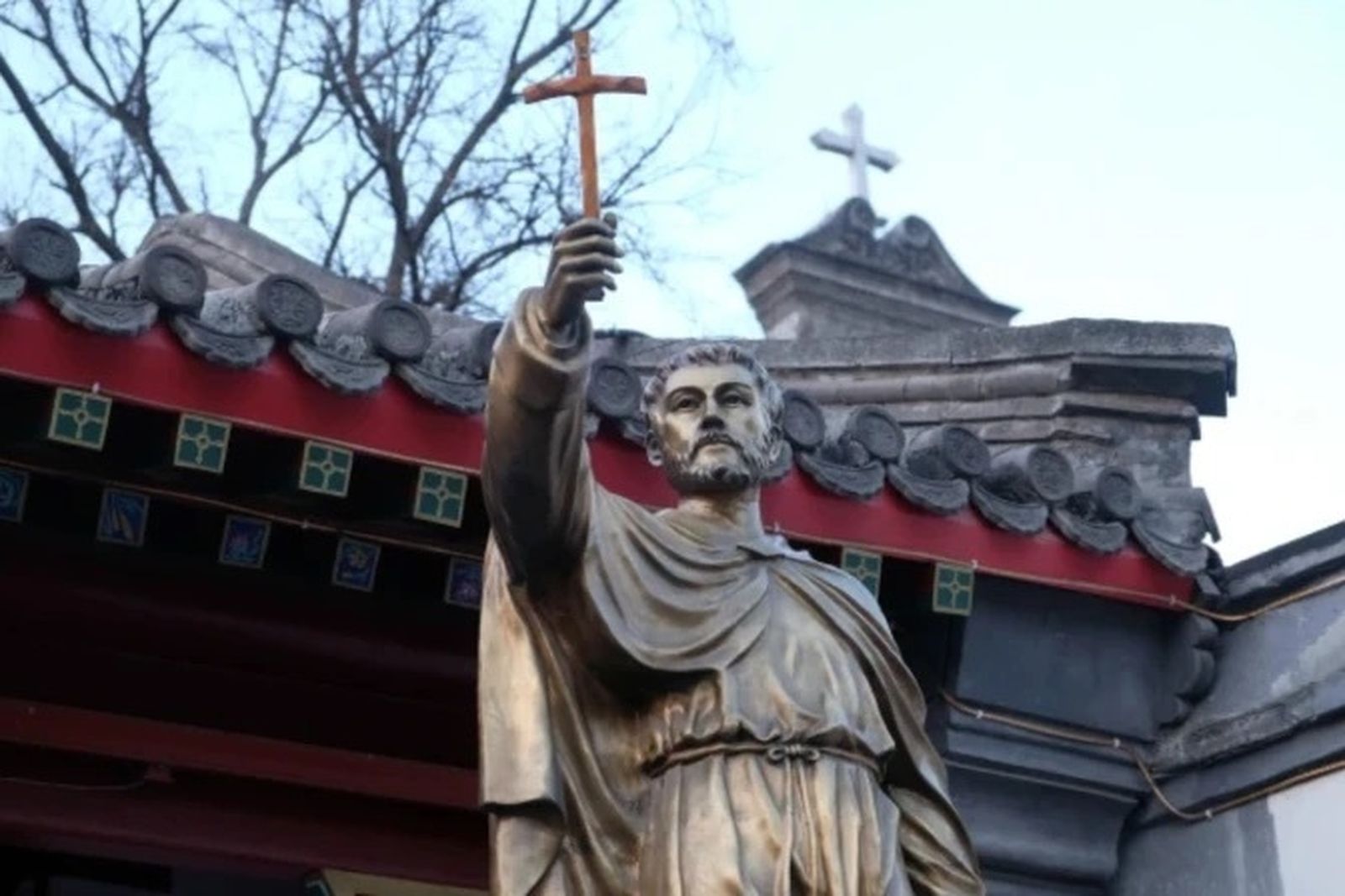 Estatua de San Francisco Javier frente a la Catedral de San José en Pekín, China