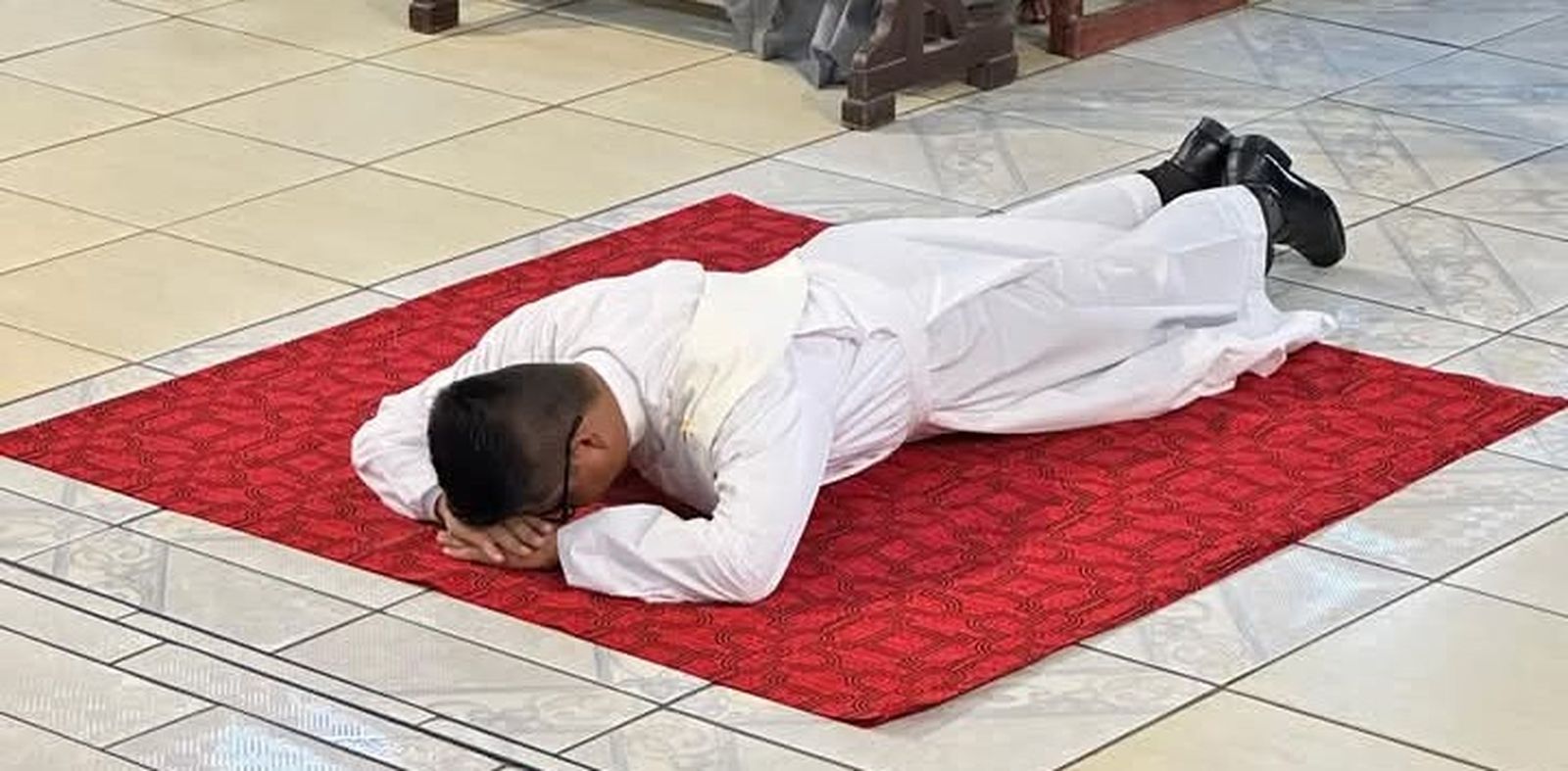 Ramón Ramírez durante la postración