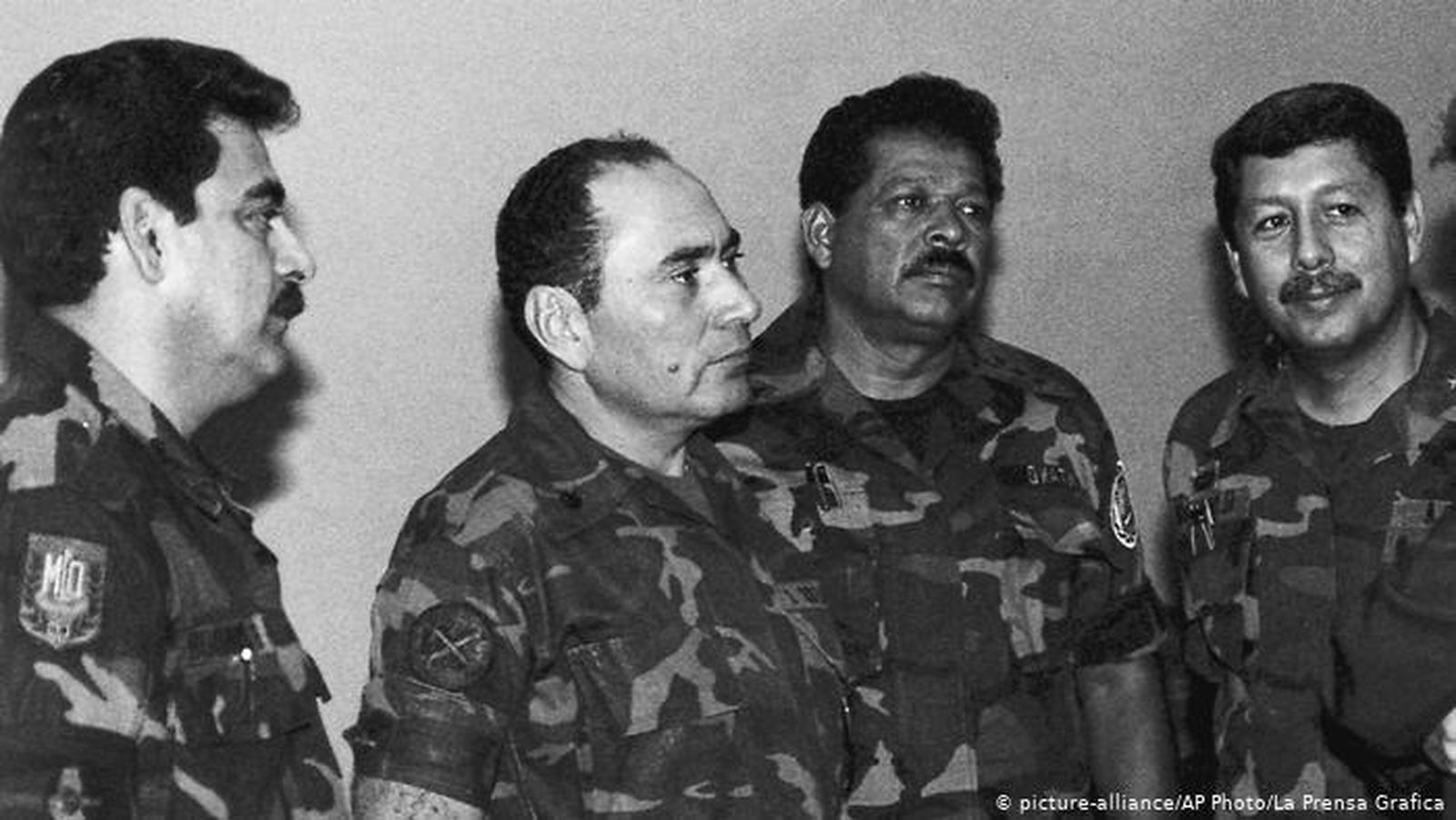 El excoronel y exviceministro de Defensa salvadoreño Inocente Montano, cuarto desde la izquierda en esta foto de 1989, declara por el asesinato de cinco jesuitas en 1989