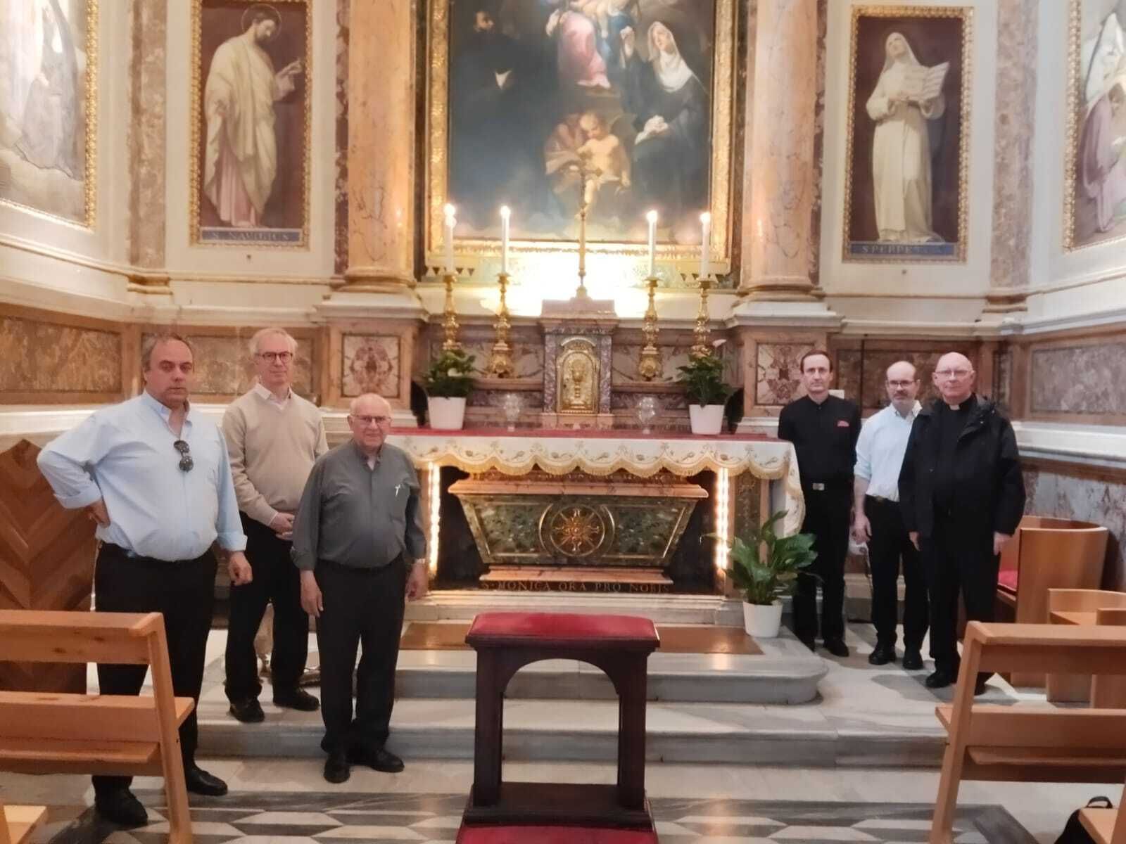 El P. Amigo, con otros agustinos de la Provincia, ante la tumba de Santa Mónica