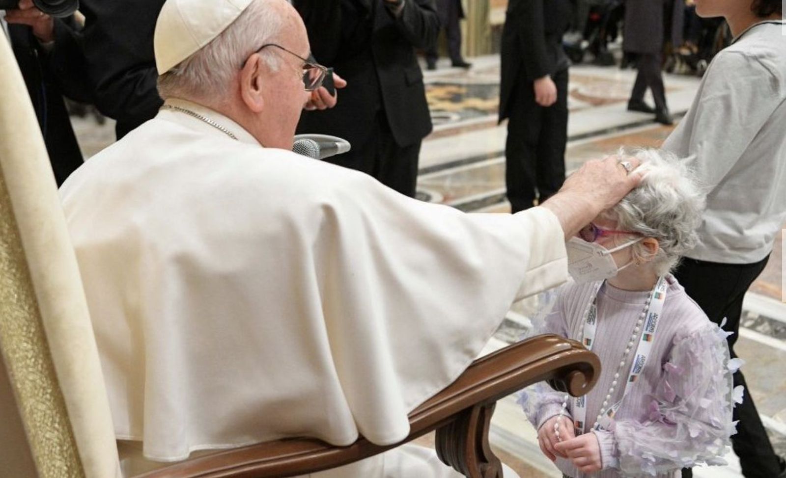 Francisco acaricia a un miembro de "Uniamo"