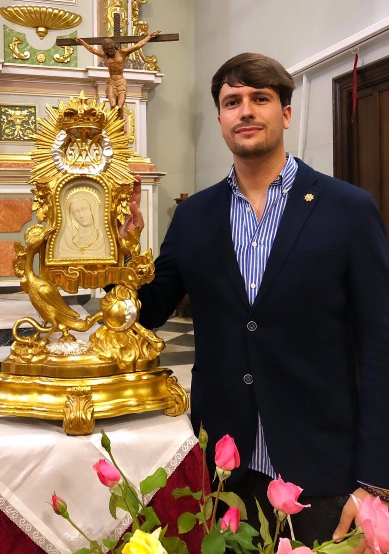 Néstor Morente junto a una imagen de la Virgen de la Cueva Santa