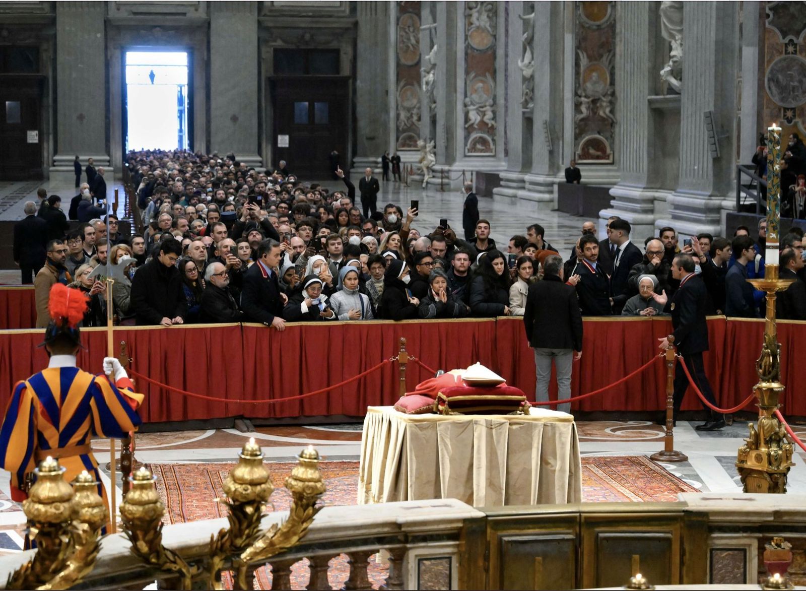 Riada de fieles para despedirse del Papa emérito