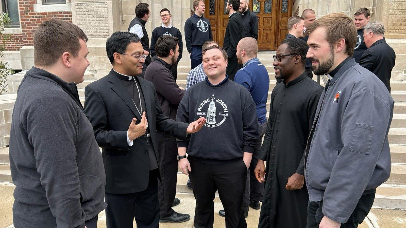 Monseñor Fernandes con los seminaristas de la diócesis de Columbus OH