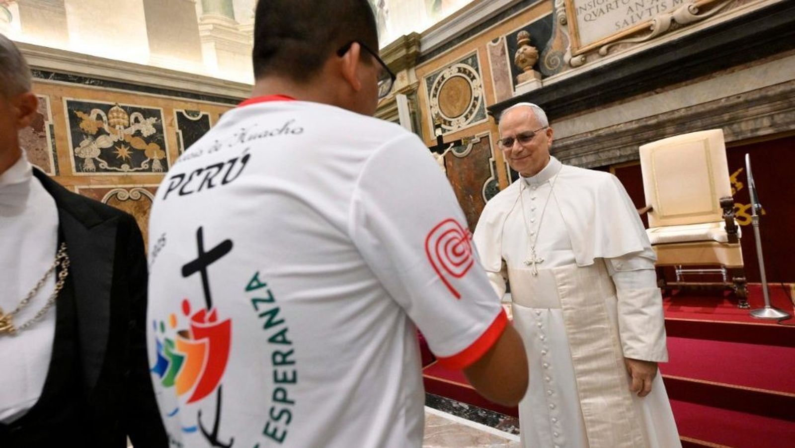 El papa saluda a los jóvenes peruanos