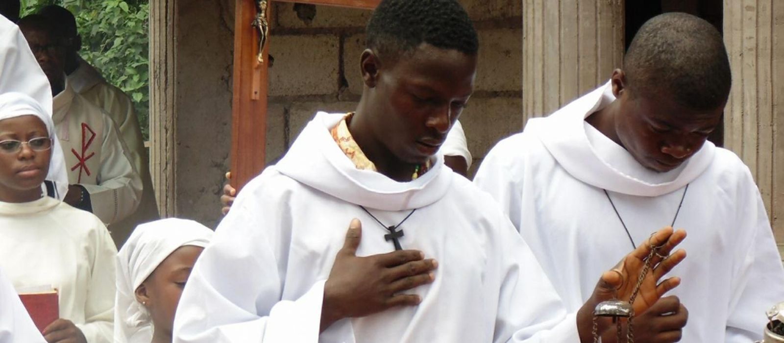 Procesión en la parroquia de santa Teresita del Niño Jesús, en D'ekoum-Abang (Camerún). Facebook