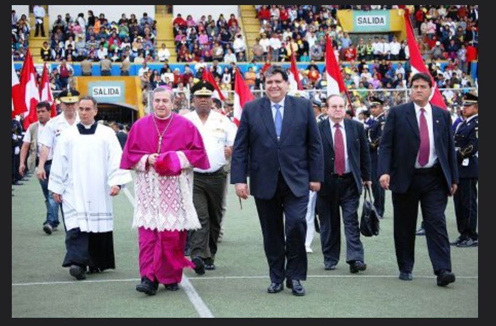 Mons. Eguren, ex arzobispo de Piura, con el corrupto presidente Alan García en el Estadio Nacional de Lima en 2006