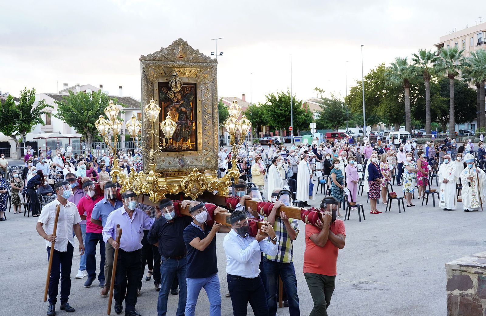 Portando la réplica de la Virgen