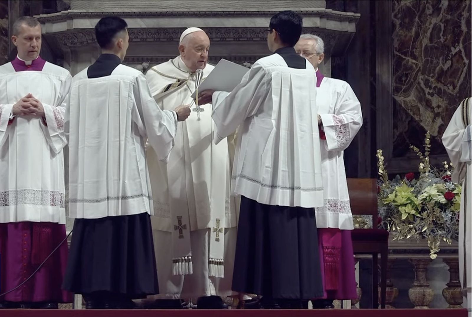 Francisco, al comienzo de la eucaristía