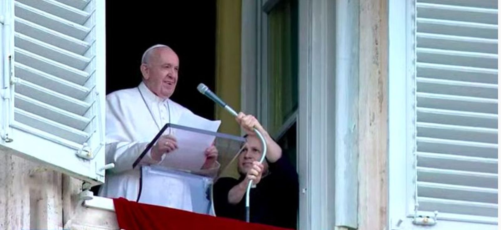 Francisco saluda a los fieles desde el balcón de su estudio