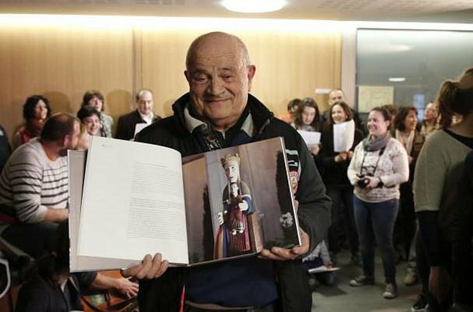 Mosén Ramón, rector de Meritxell, con algunas muestras