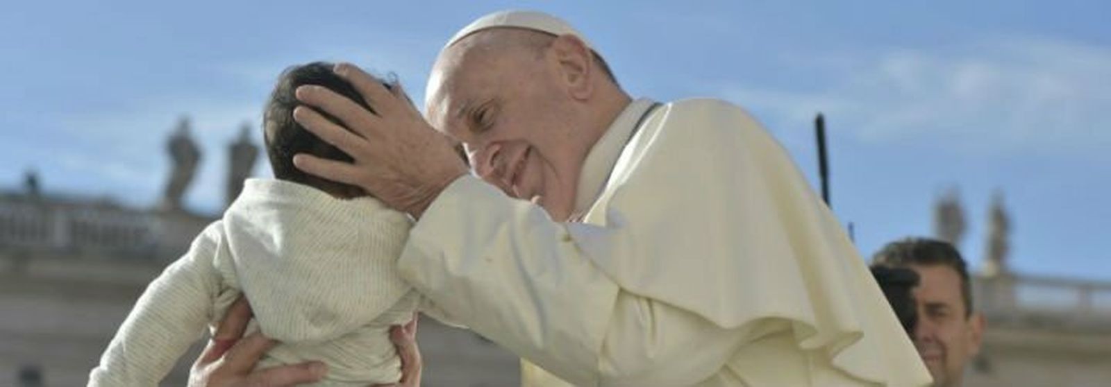 El Papa acaricia a un bebé en la audiencia