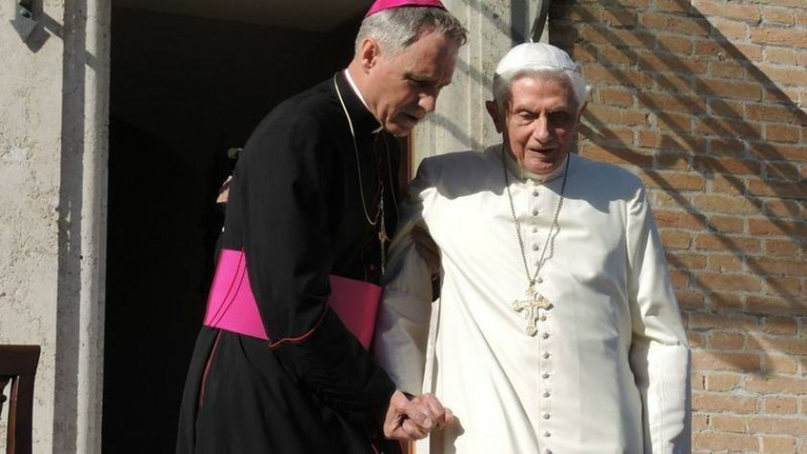 Gaenswein, con Benedicto