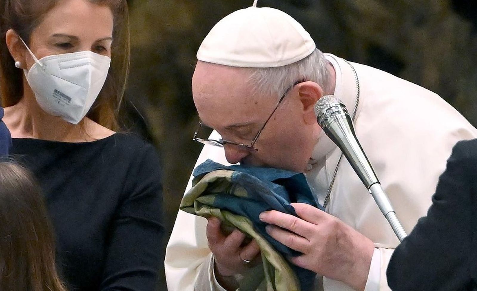 Papa besa la bandera de Ucrania