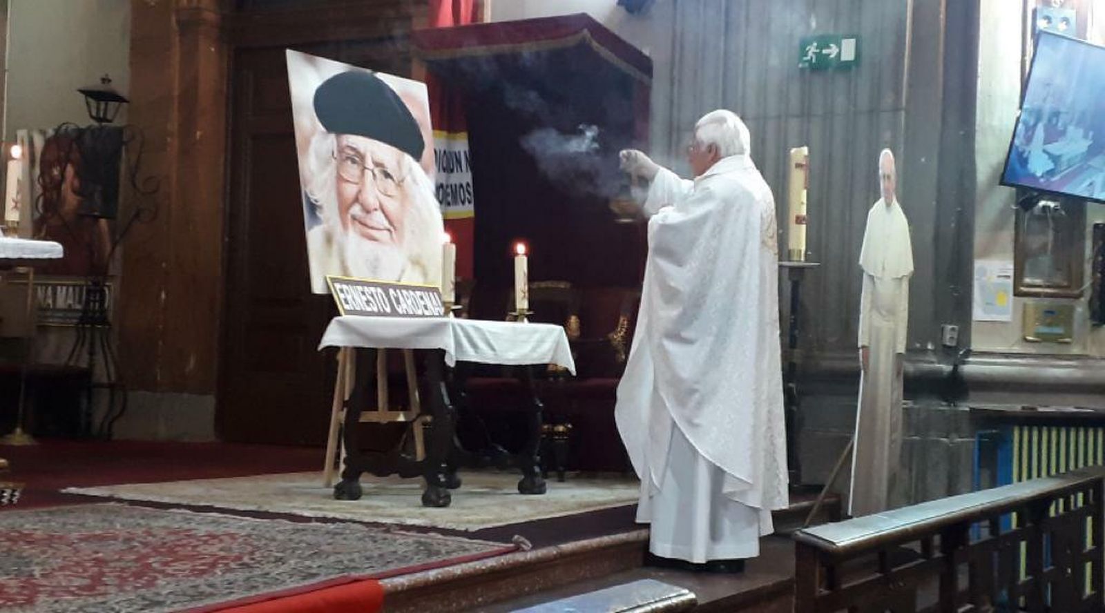 El padre Ángel echa incienso a un retrato de Ernesto Cardenal