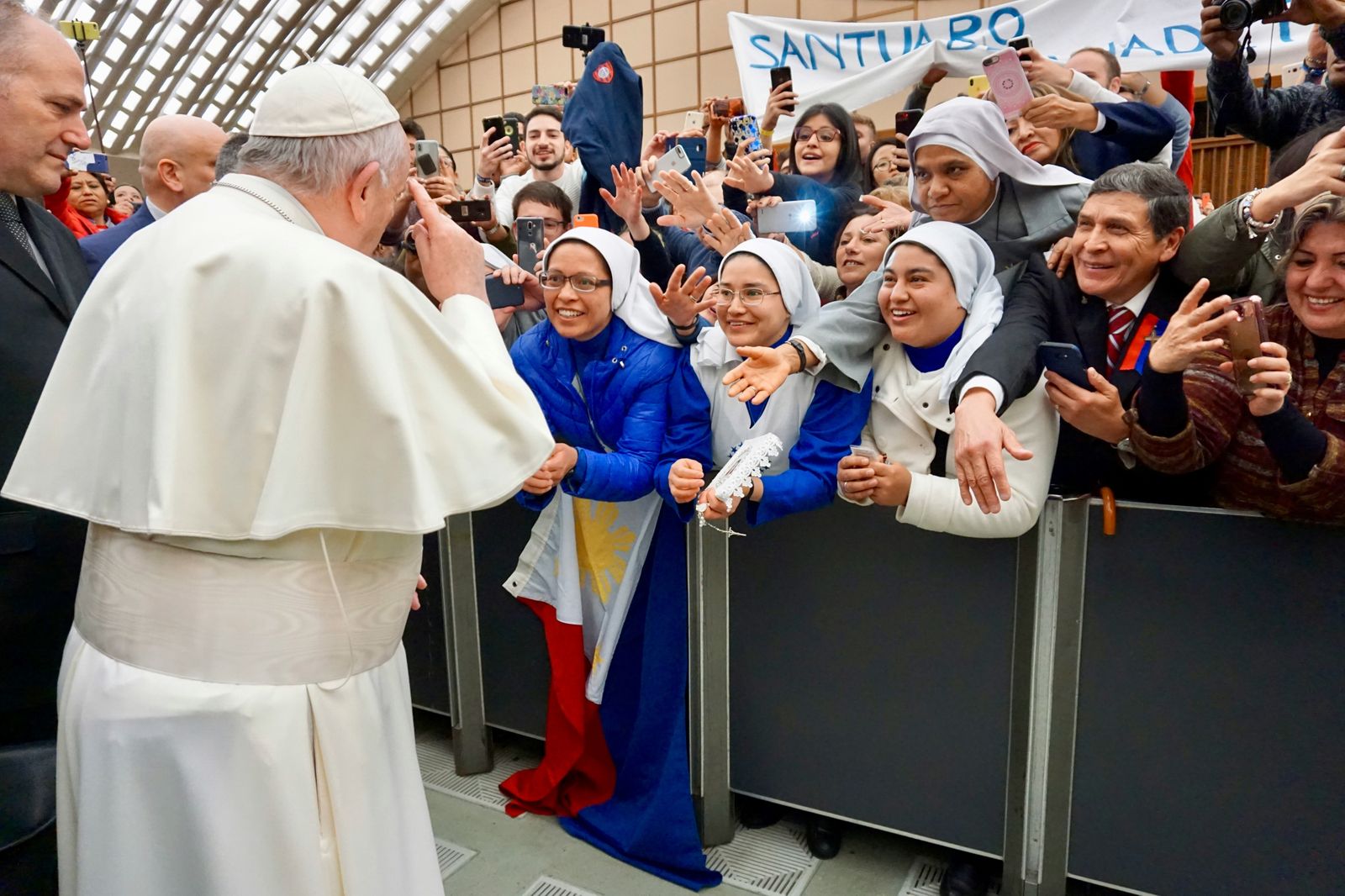 Religiosas saludan al Papa en un audiencia