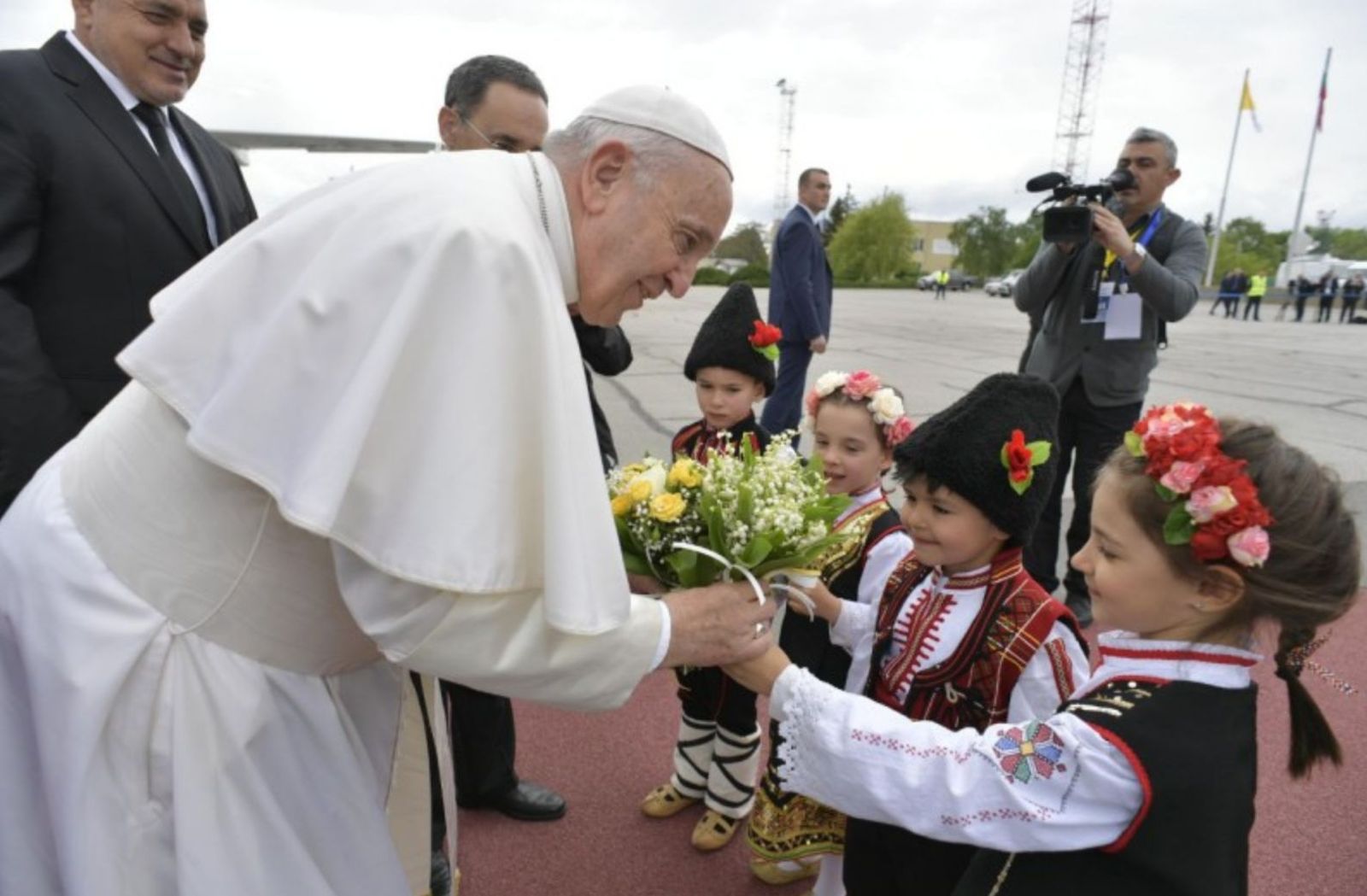 Niños búlgaros ofrecen flores al Papa
