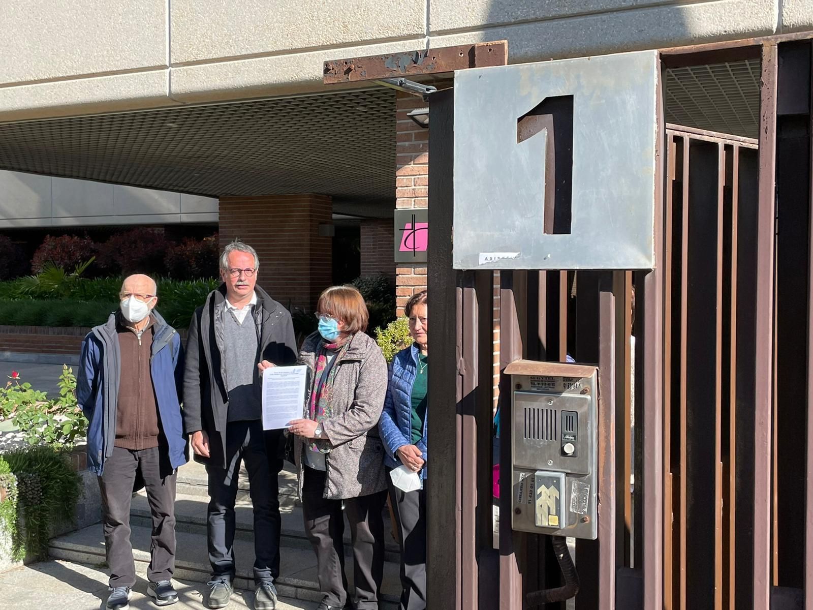 Los representantes de los firmantes de la carta, a la salida de Añastro