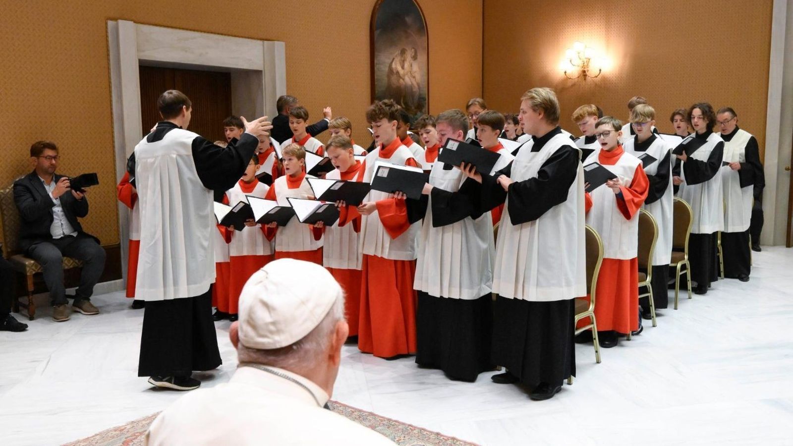 El coro de Dresdner Kapellkn actúa ante el Papa