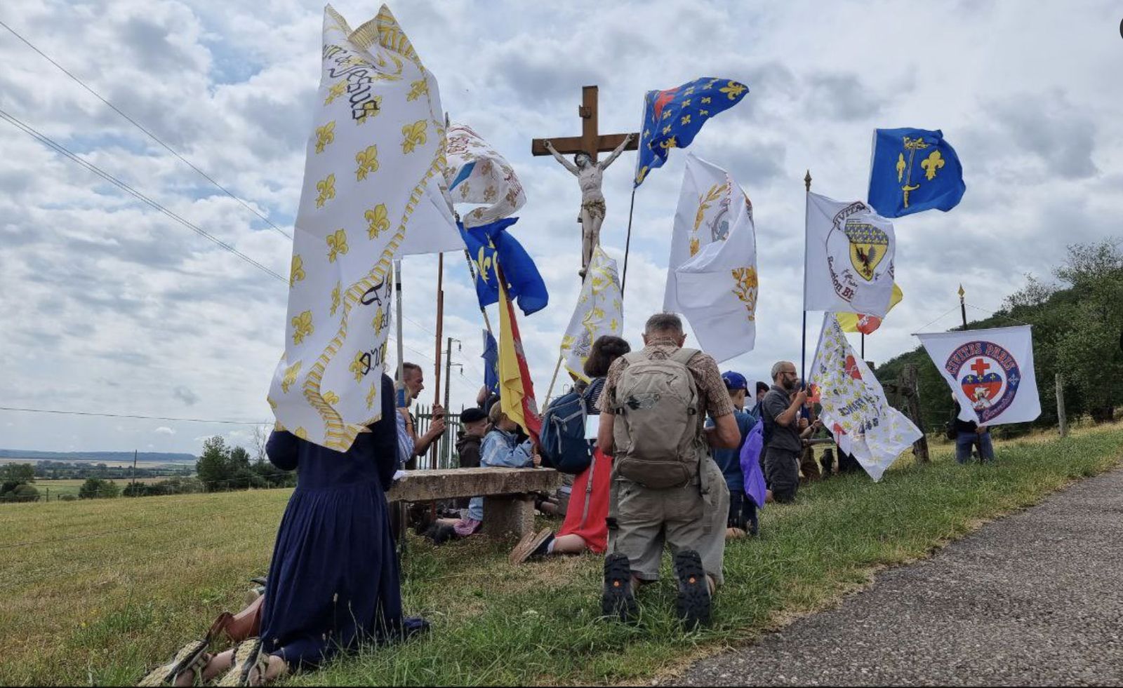 Miembros de Civitas durante una peregrinación