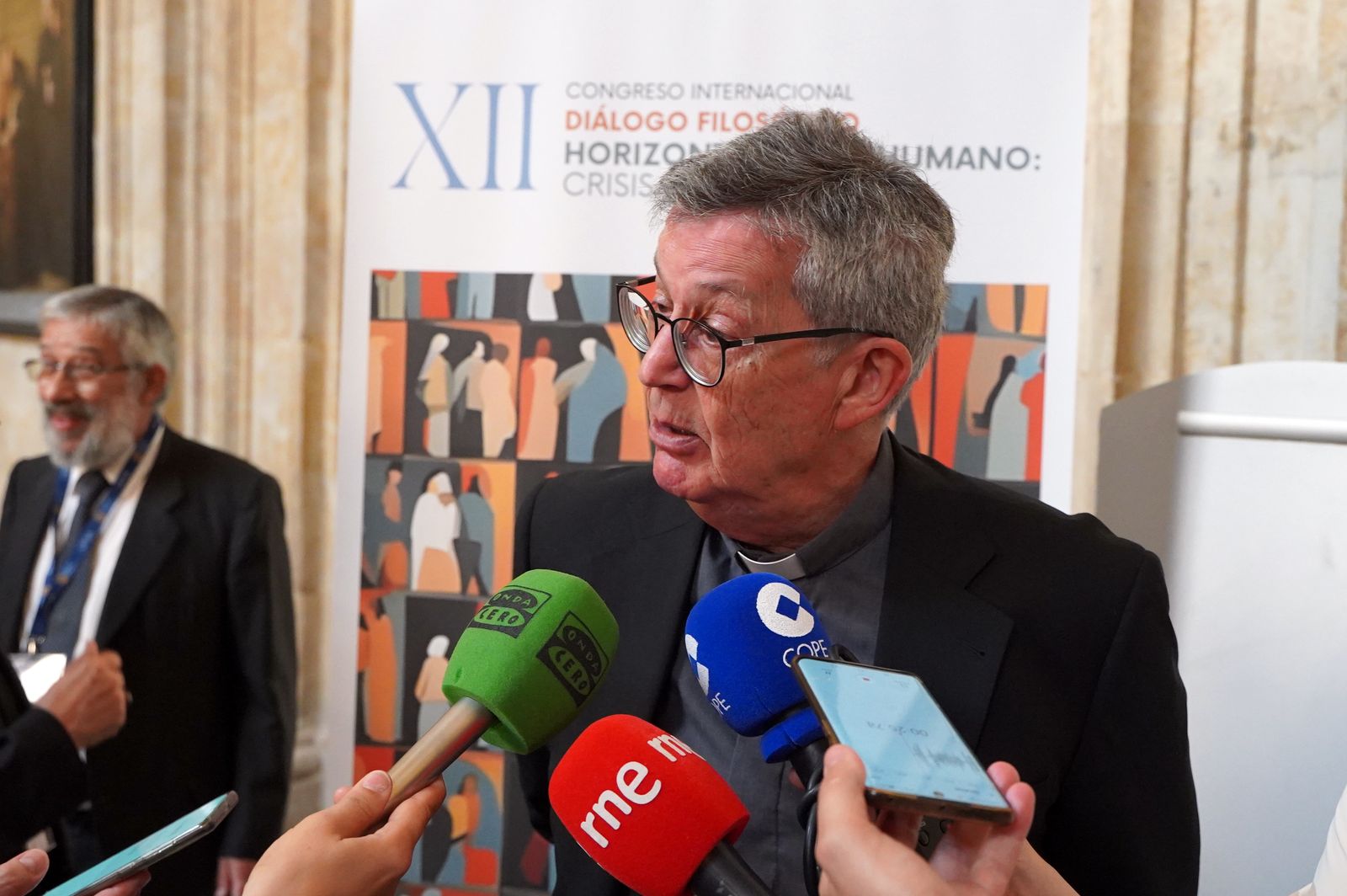 El rector García-Jalón atendiendo a los medios