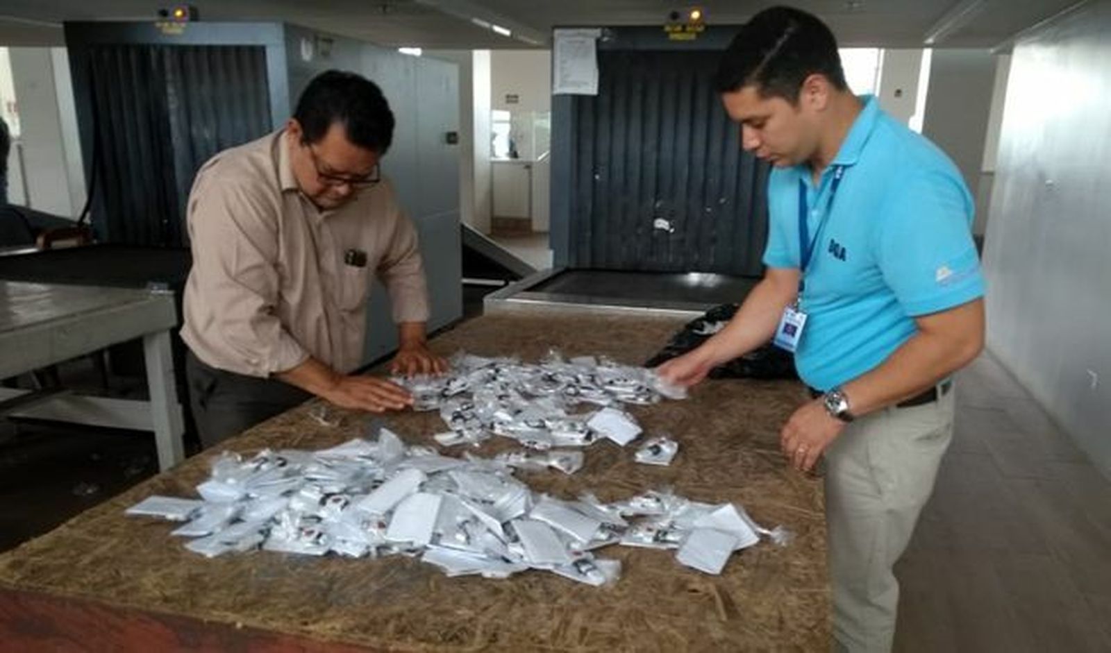 Imagen de la decomisión de crucifijos