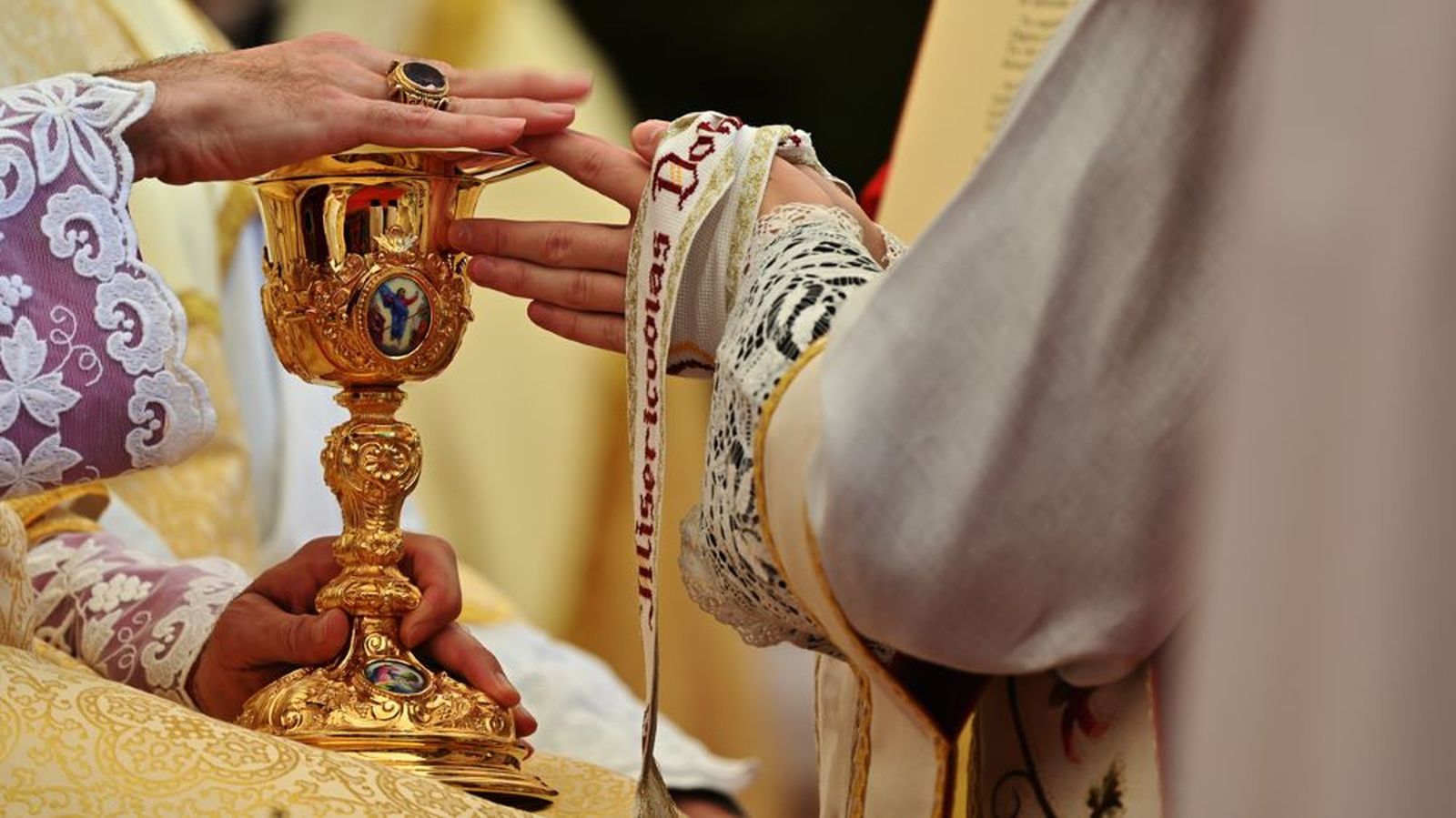 Consagración en una ceremonia de la FSSPX