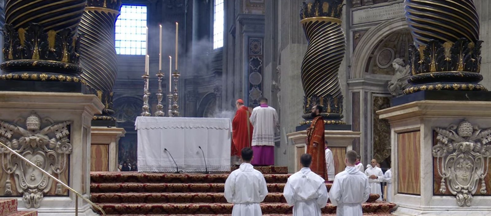 Gugerotti inciensa el altar