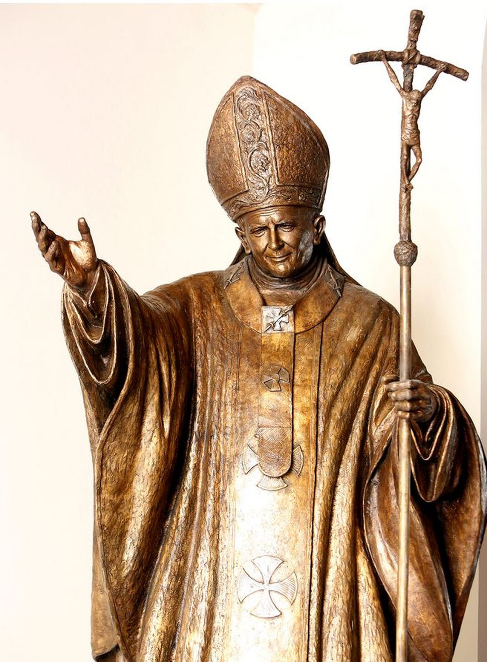 Estatua de Juan Pablo II erigida en la entrada del Palacio Arzobispal de Valencia