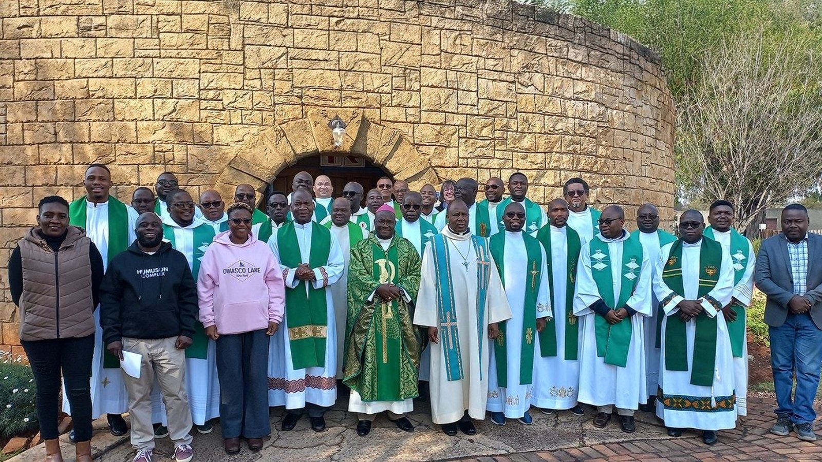 Padres de Angola y de Mozambique participantes en la asamblea