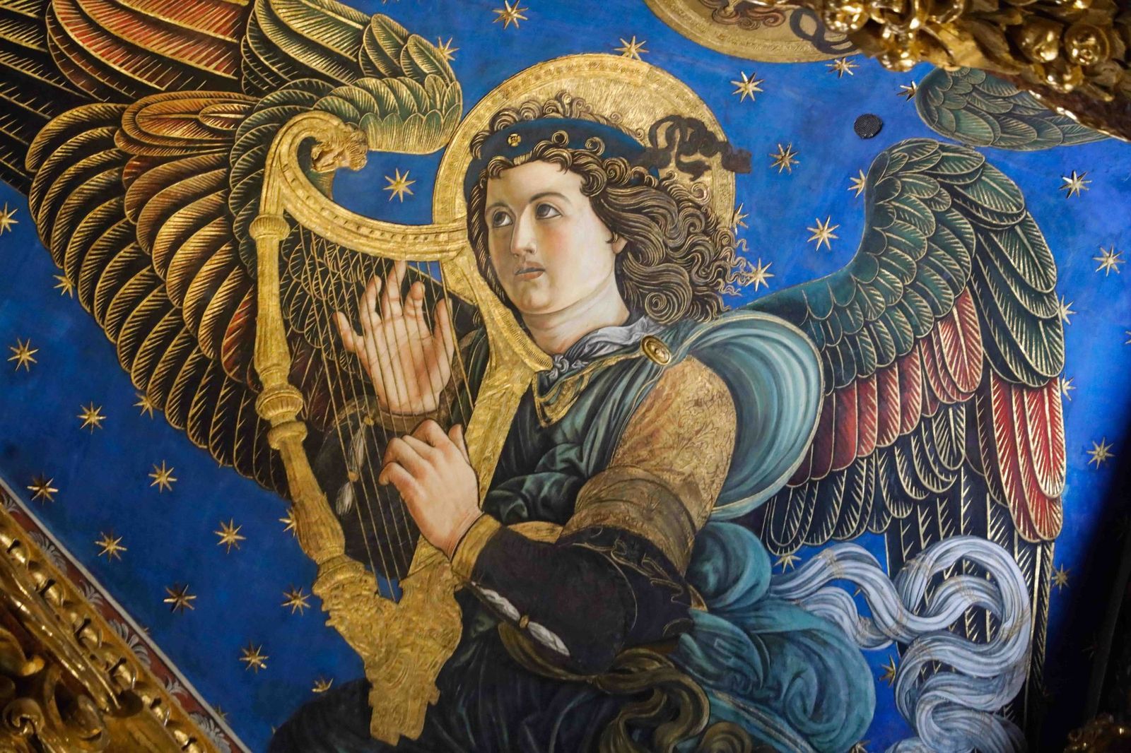 Uno de los ángeles musicos del ábside de la catedral.