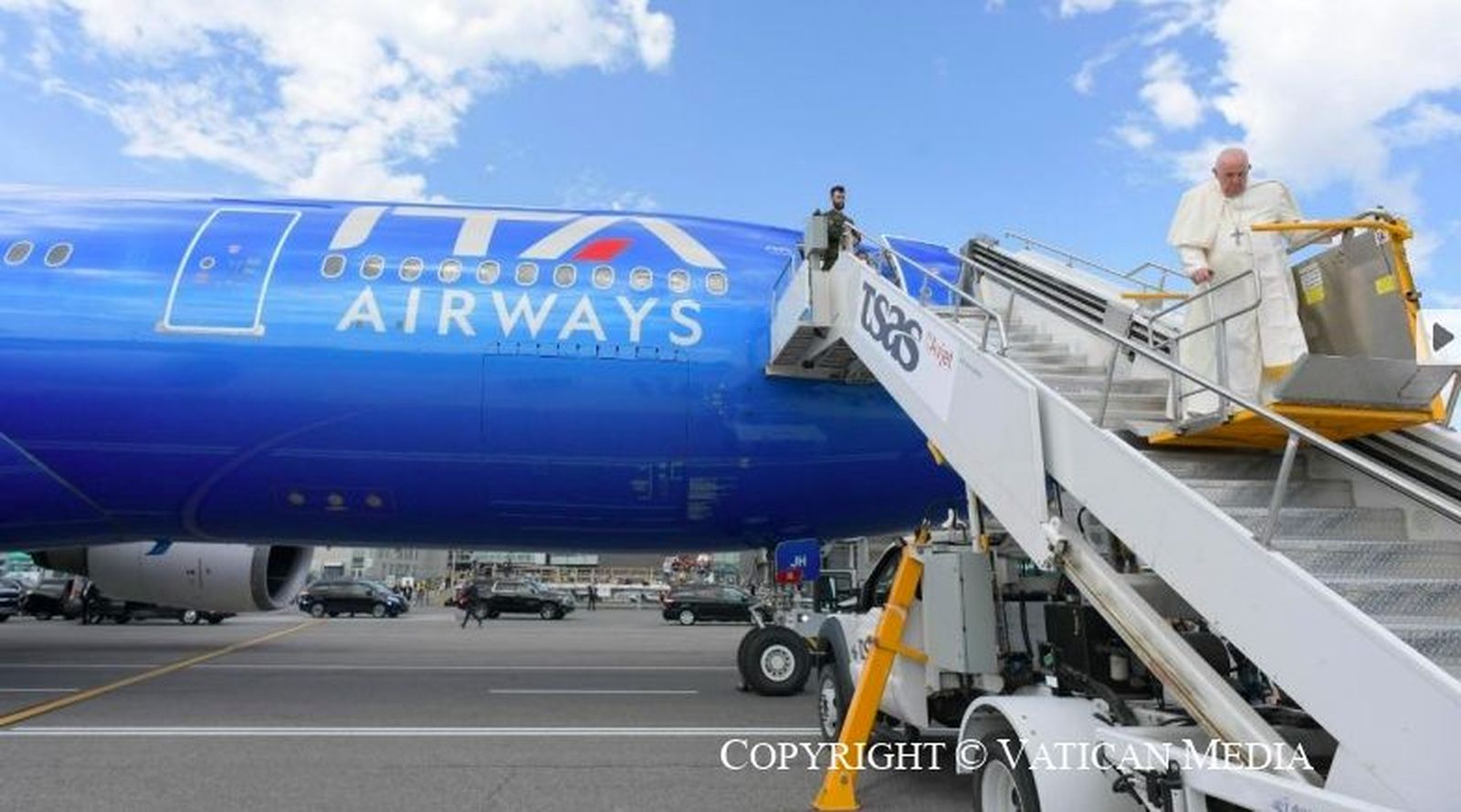 Francisco descendió del avión en Quebec