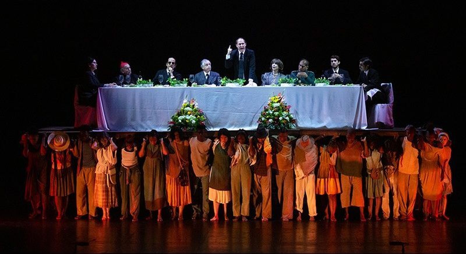 Develaciones, un canto a los cuatro vientos; escena de la mesa